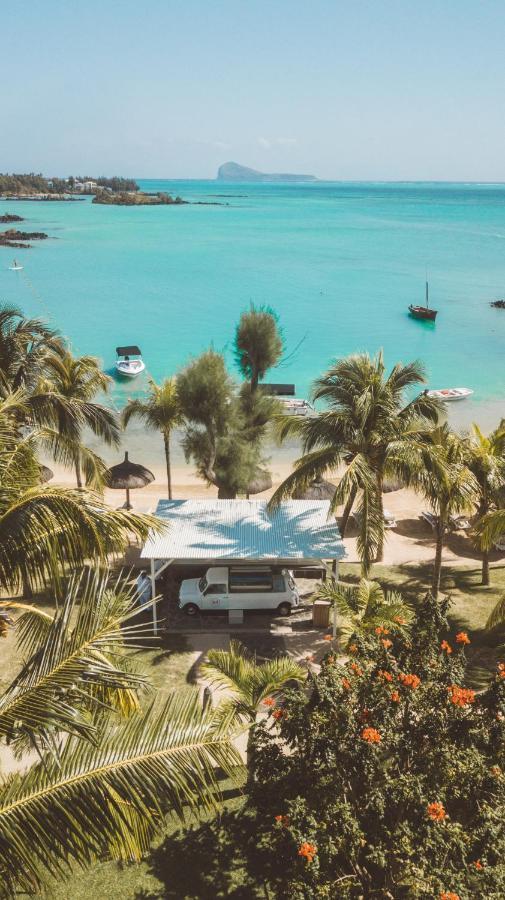 Lux* Grand Gaube Resort & Villas Esterno foto Beach at the resort
